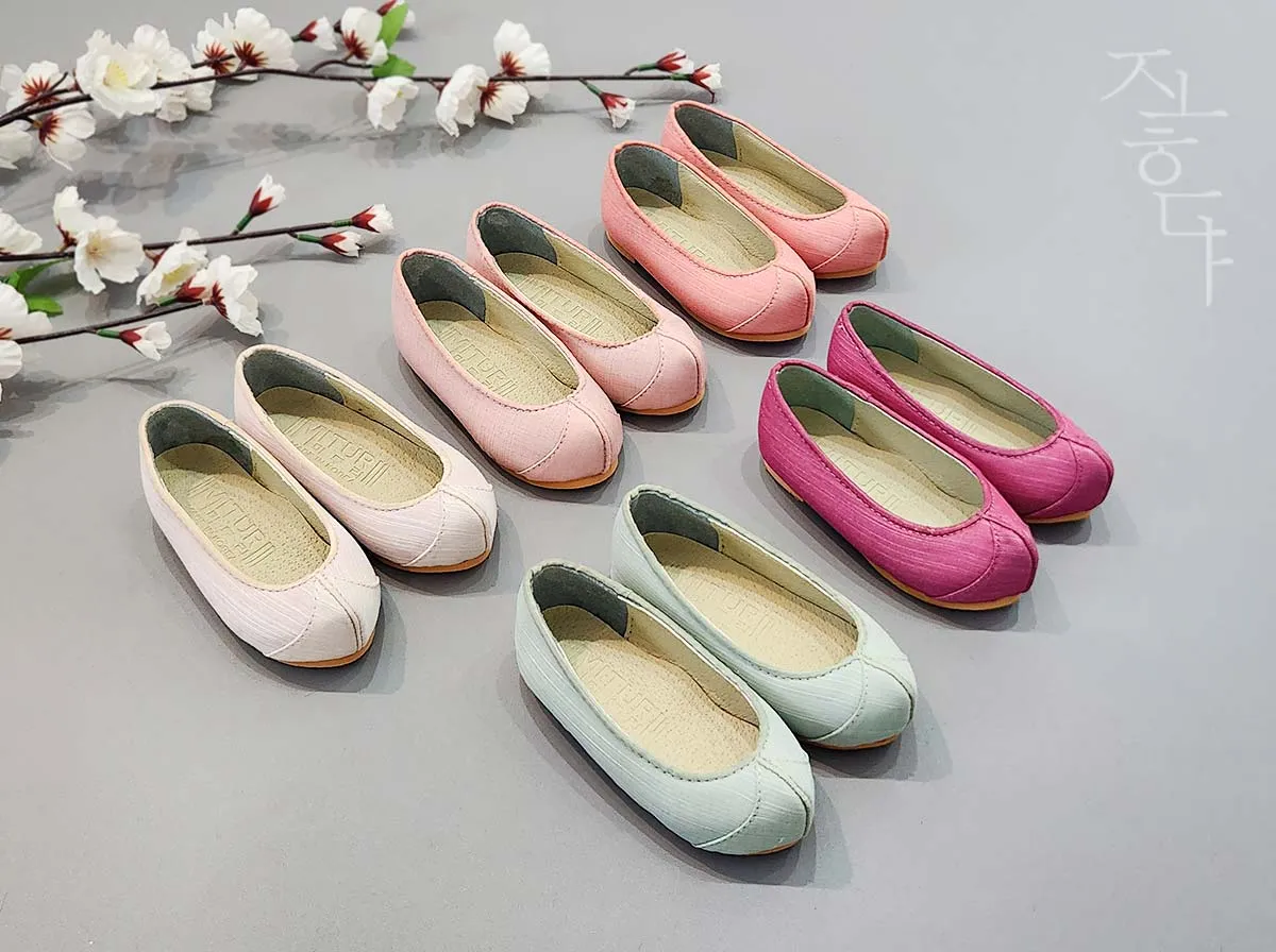 Adorable Girl Hanbok Shoes in Pink