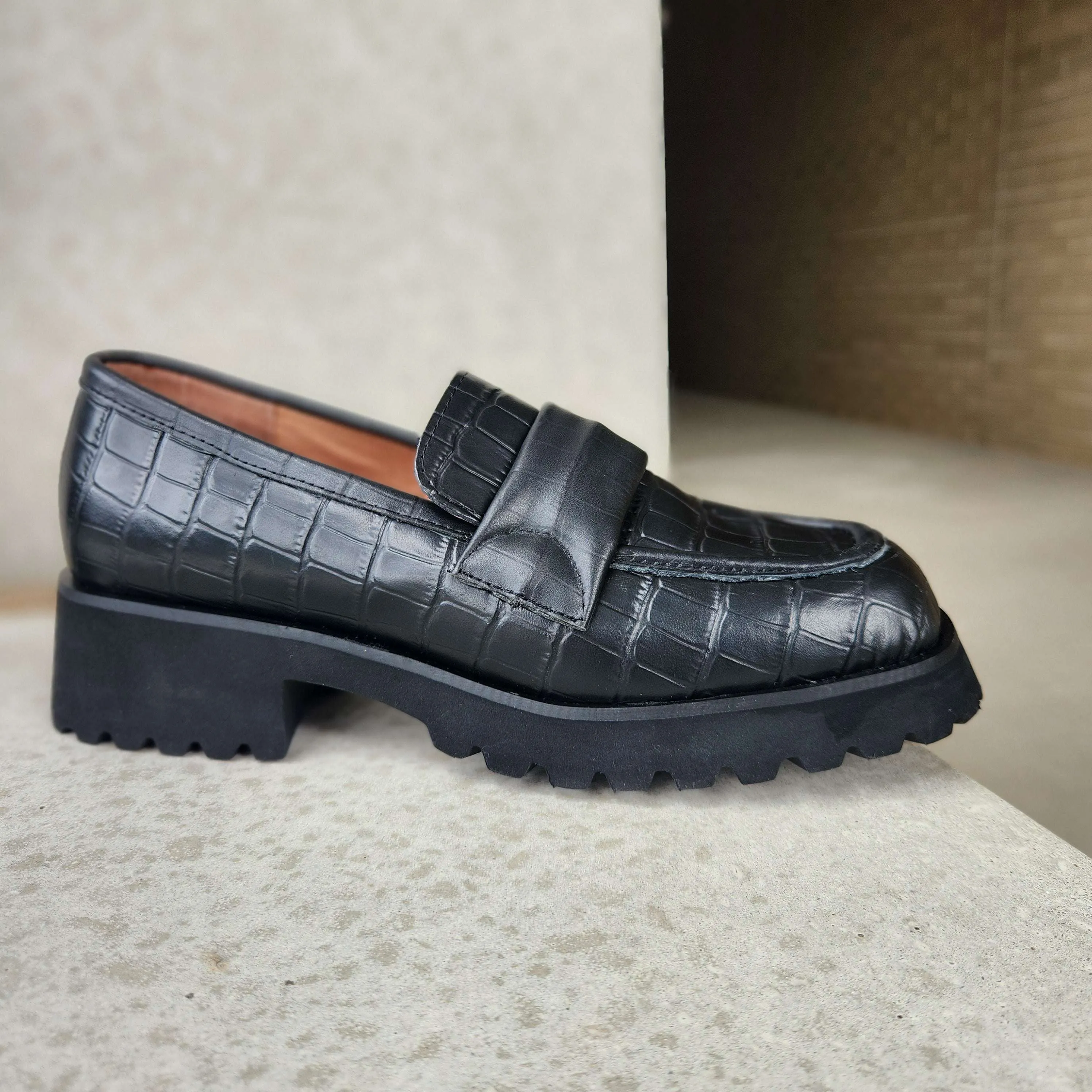 All Black - Banded Lugg Loafer