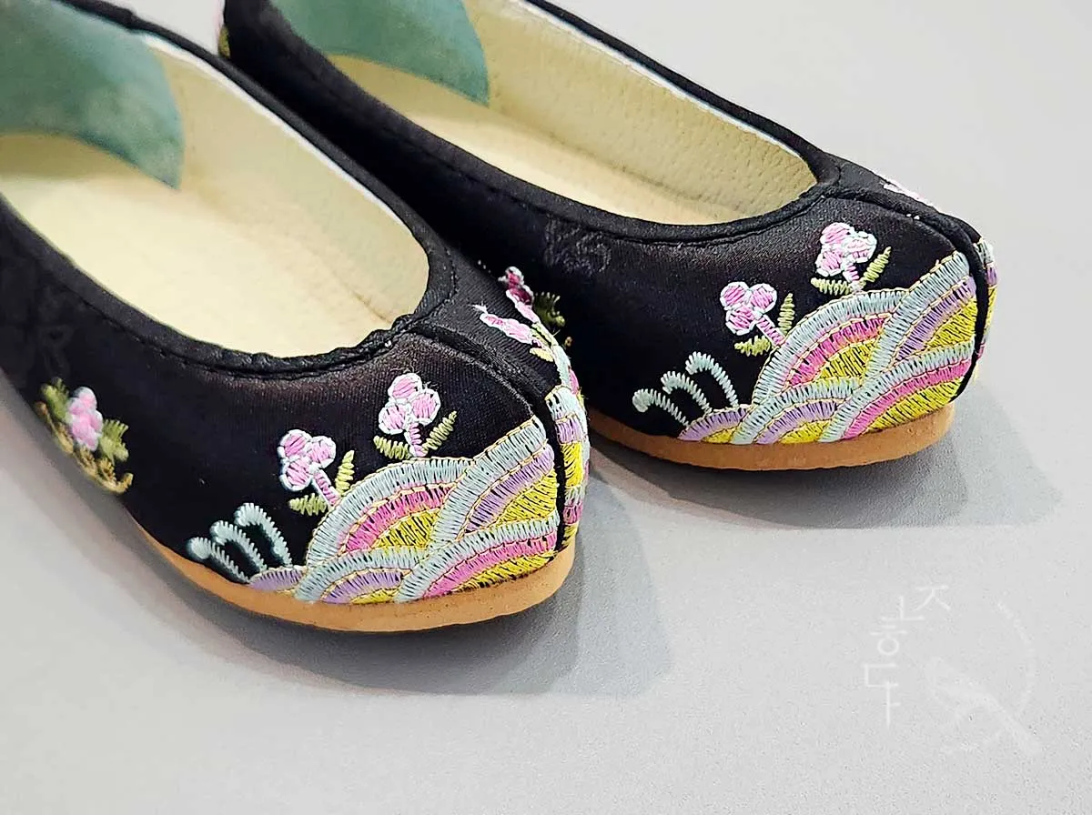 Embroidered Flower Baby Girl Hanbok Shoes in Black