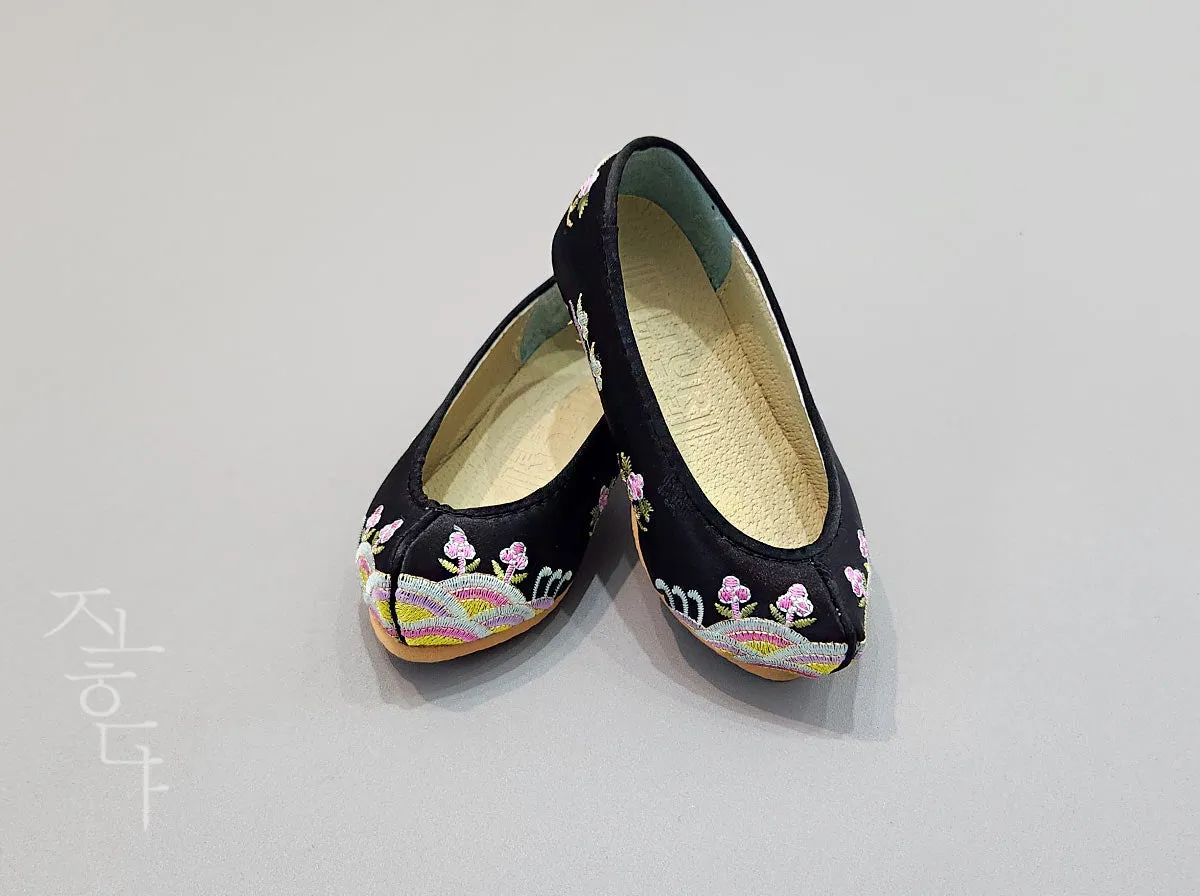 Embroidered Flower Baby Girl Hanbok Shoes in Black