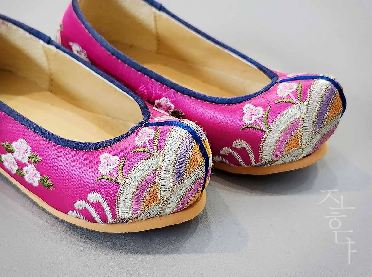 Embroidered Flower Baby Girl Hanbok Shoes in Magenta