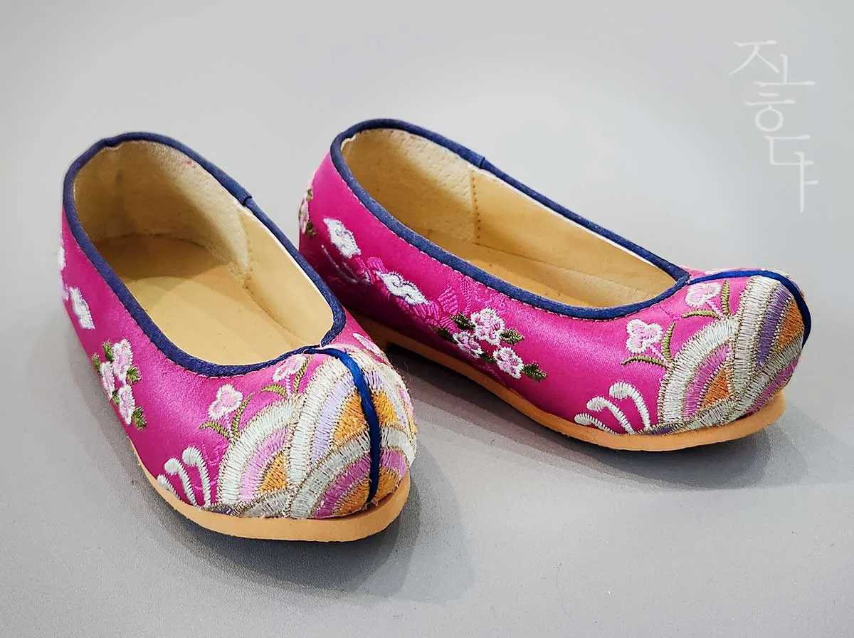 Embroidered Flower Baby Girl Hanbok Shoes in Magenta