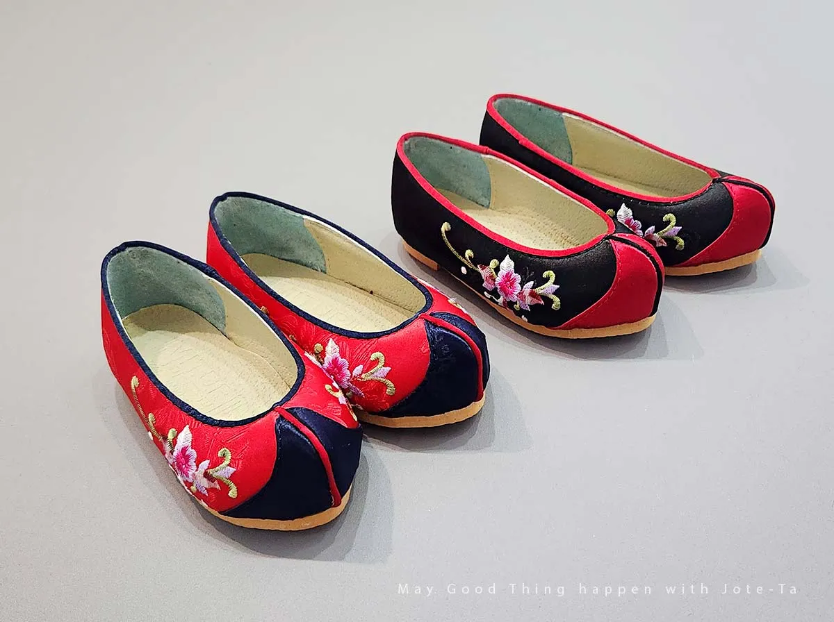 Embroidered Mugunghwa Baby Girl Hanbok Shoes in Black & Red