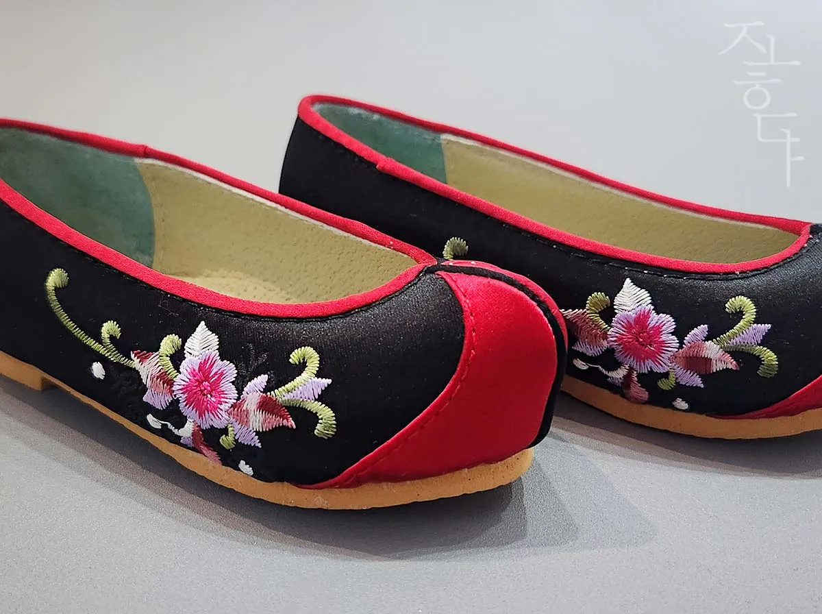 Embroidered Mugunghwa Baby Girl Hanbok Shoes in Black & Red