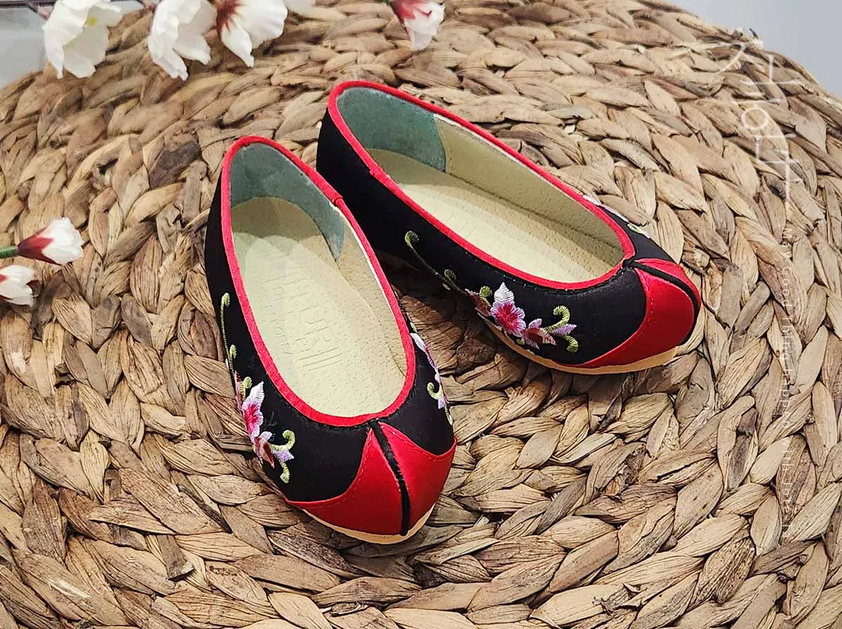 Embroidered Mugunghwa Baby Girl Hanbok Shoes in Black & Red