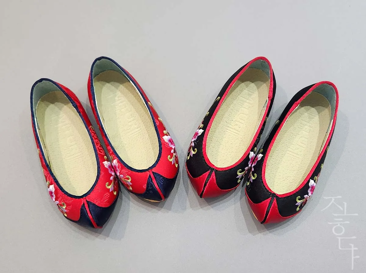 Embroidered Mugunghwa Baby Girl Hanbok Shoes in Red & Navy