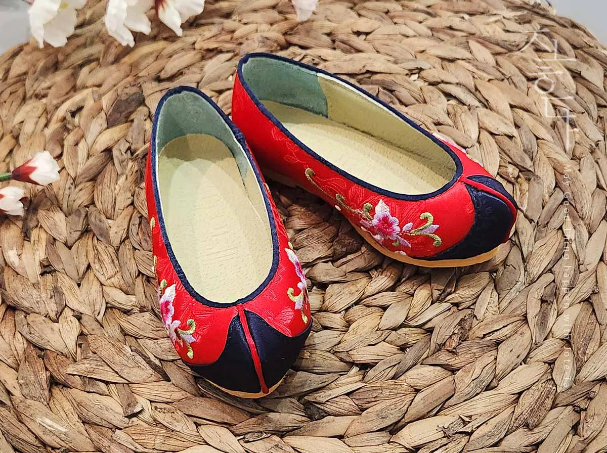 Embroidered Mugunghwa Baby Girl Hanbok Shoes in Red & Navy