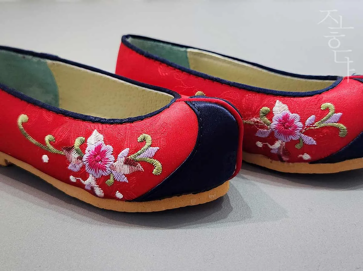 Embroidered Mugunghwa Baby Girl Hanbok Shoes in Red & Navy