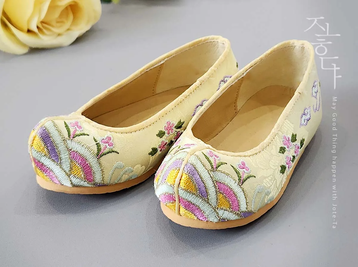 Embroidered Mugunghwa Baby Girl Hanbok Shoes in Yellow