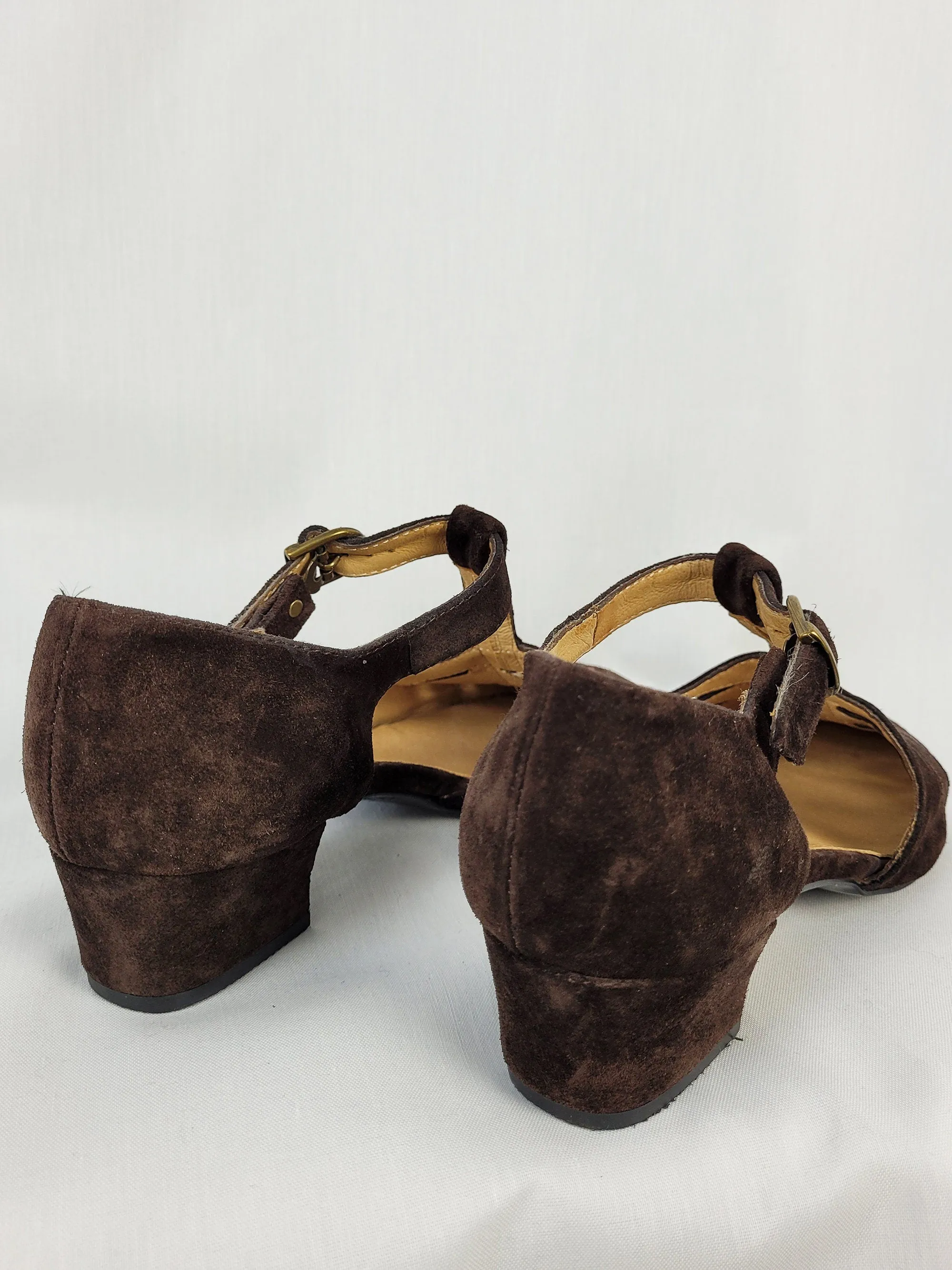 Vintage 80s mid heel brown suede sandals shoes