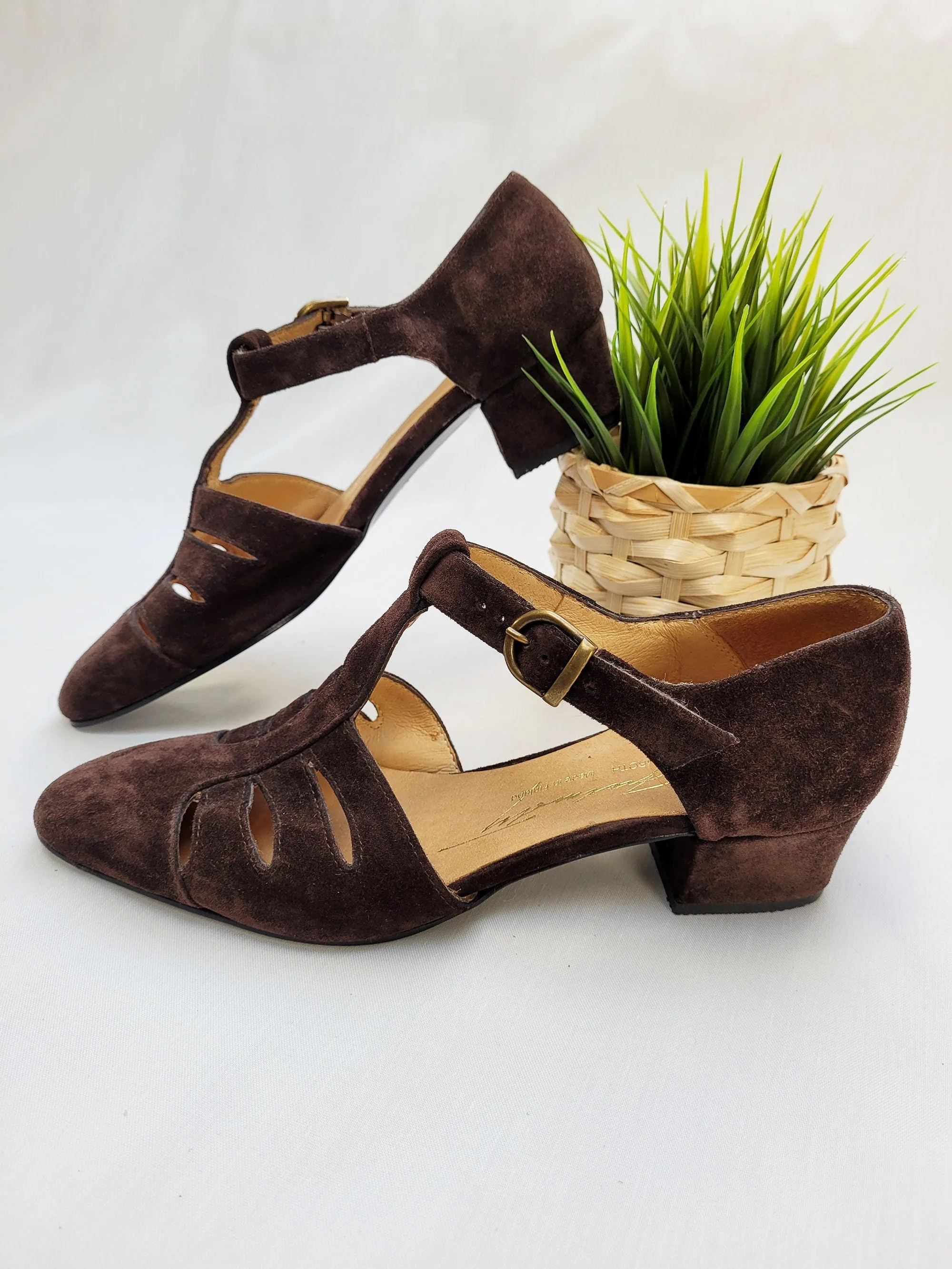 Vintage 80s mid heel brown suede sandals shoes