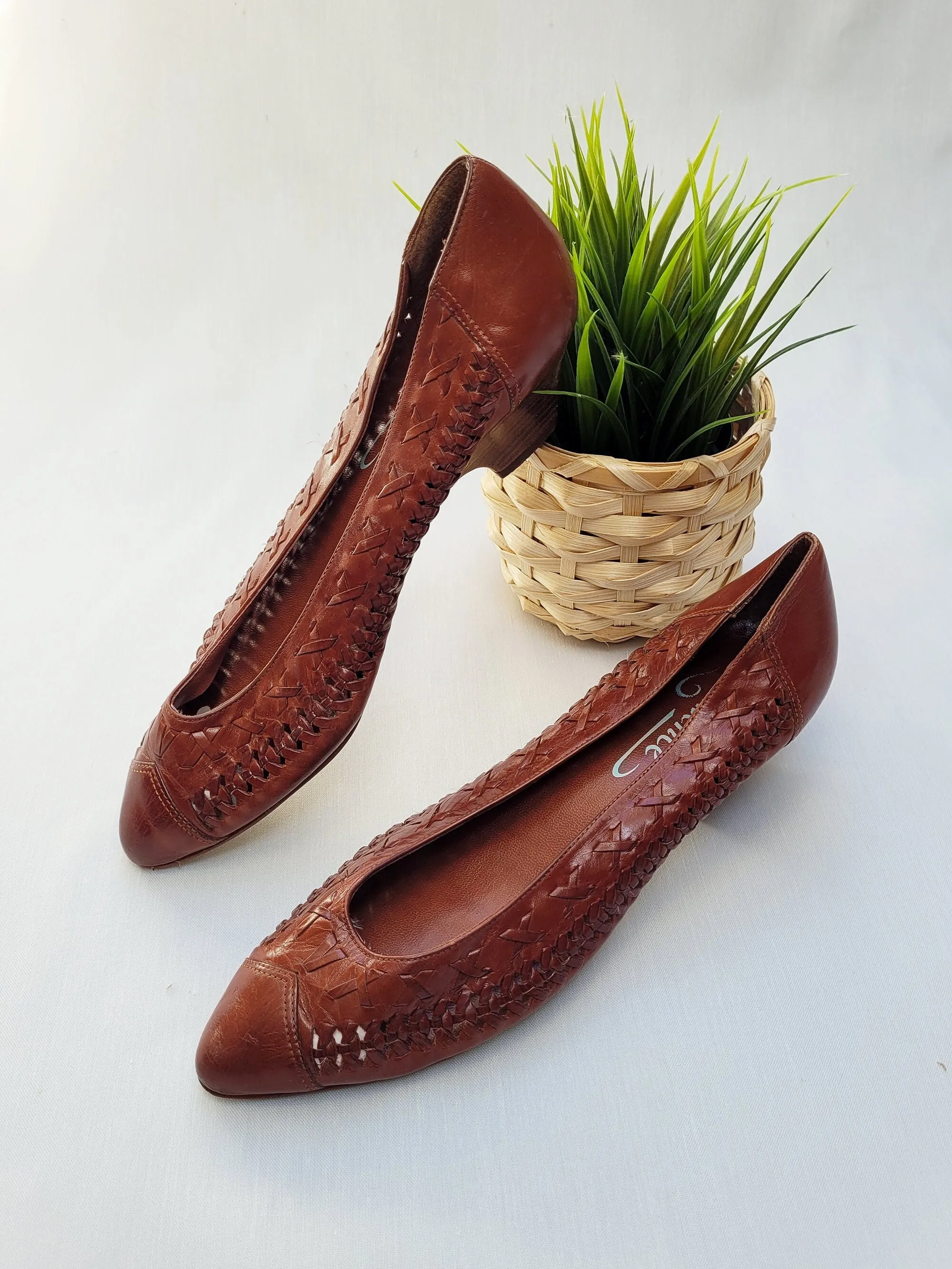 Vintage 90s brown leather mid-heel point toe shoes